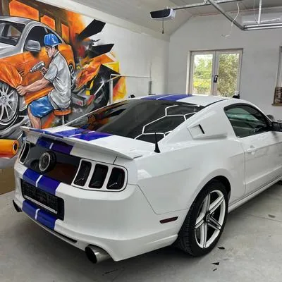 Ford Mustang GT biały niebieskie paski studio
