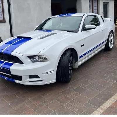 Ford Mustang GT biały po okleieniu niebieskie paski