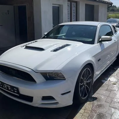 Ford Mustang GT biały przed okleieniem