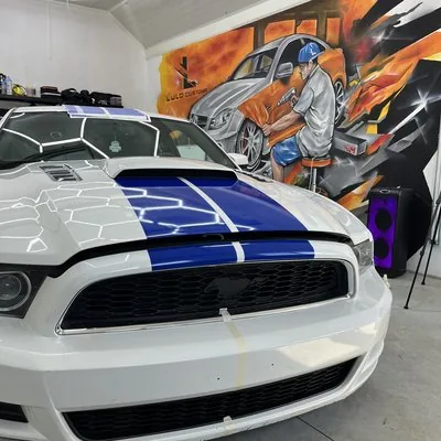 Ford Mustang biały niebieskie paski widok z tyłu studio