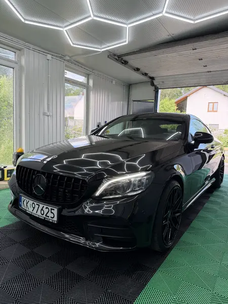 Mercedes C Klasa 2018 czarny dechroming nowy grill Panamerican przód