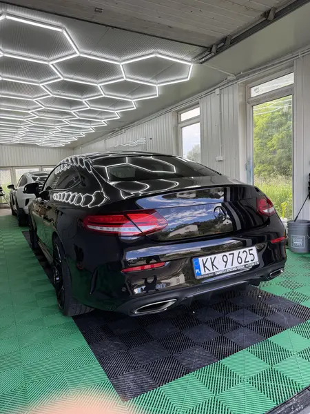 Mercedes C Klasa 2018 czarny tył garaż