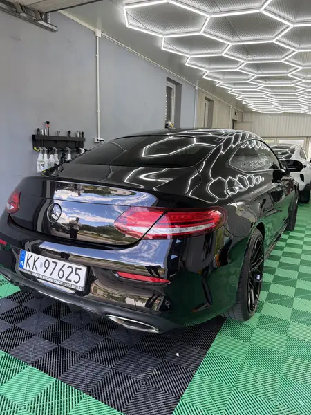 Mercedes C Klasa 2018 czarny tył po detailingu