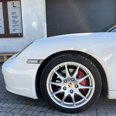 Porsche 911 biały detailing koło czerwone zaciski hamulcowe