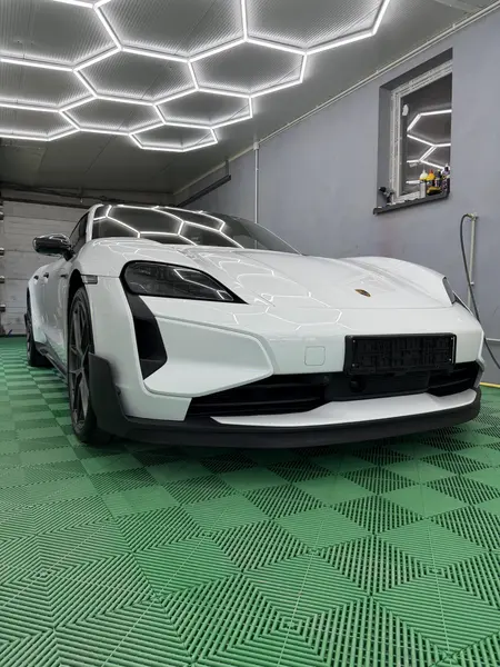 Porsche Taycan Turbo GT 2024 biały garaż studio