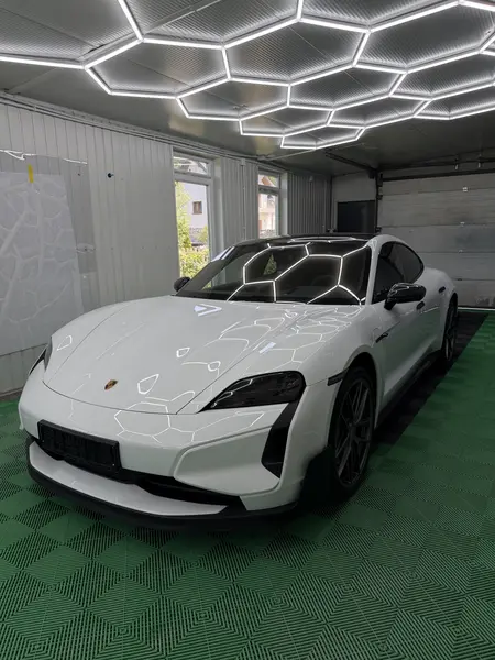 Porsche Taycan Turbo GT 2024 biały w nowym garażu