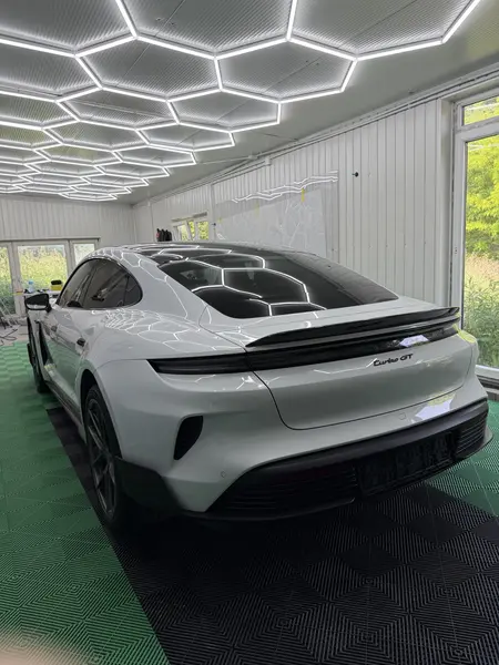 Porsche Taycan Turbo GT 2024 biały tył po korekcie lakieru